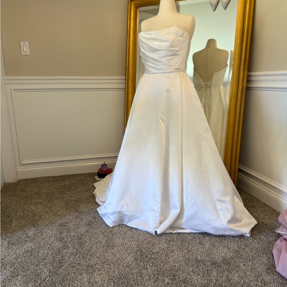 Elegant White Strapless Wedding Dress